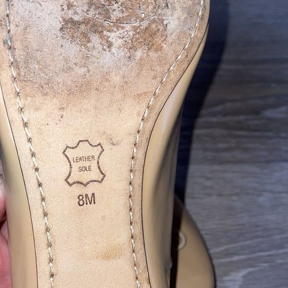 Tory Burch Chelsea Nude Tan Patent Leather Women’s Size 8M Bow Charm Heeled Pump - Picture 7 of 13